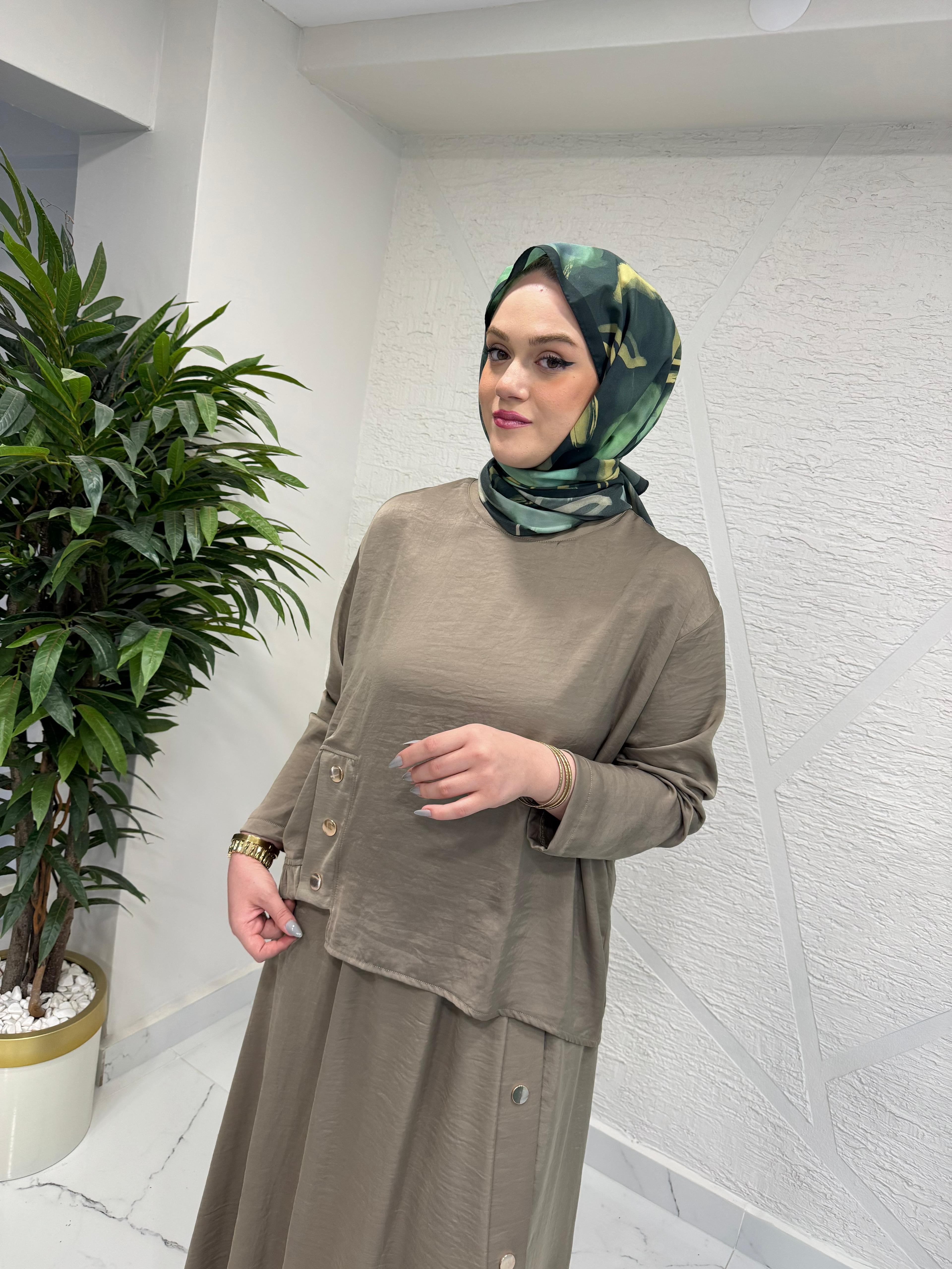 CEREMONY 26Y956 BLUZU VE ETEĞİ ÇIT ÇIT AKSESUAR DETAYLI SAPPHIRE TAKIM KÜF