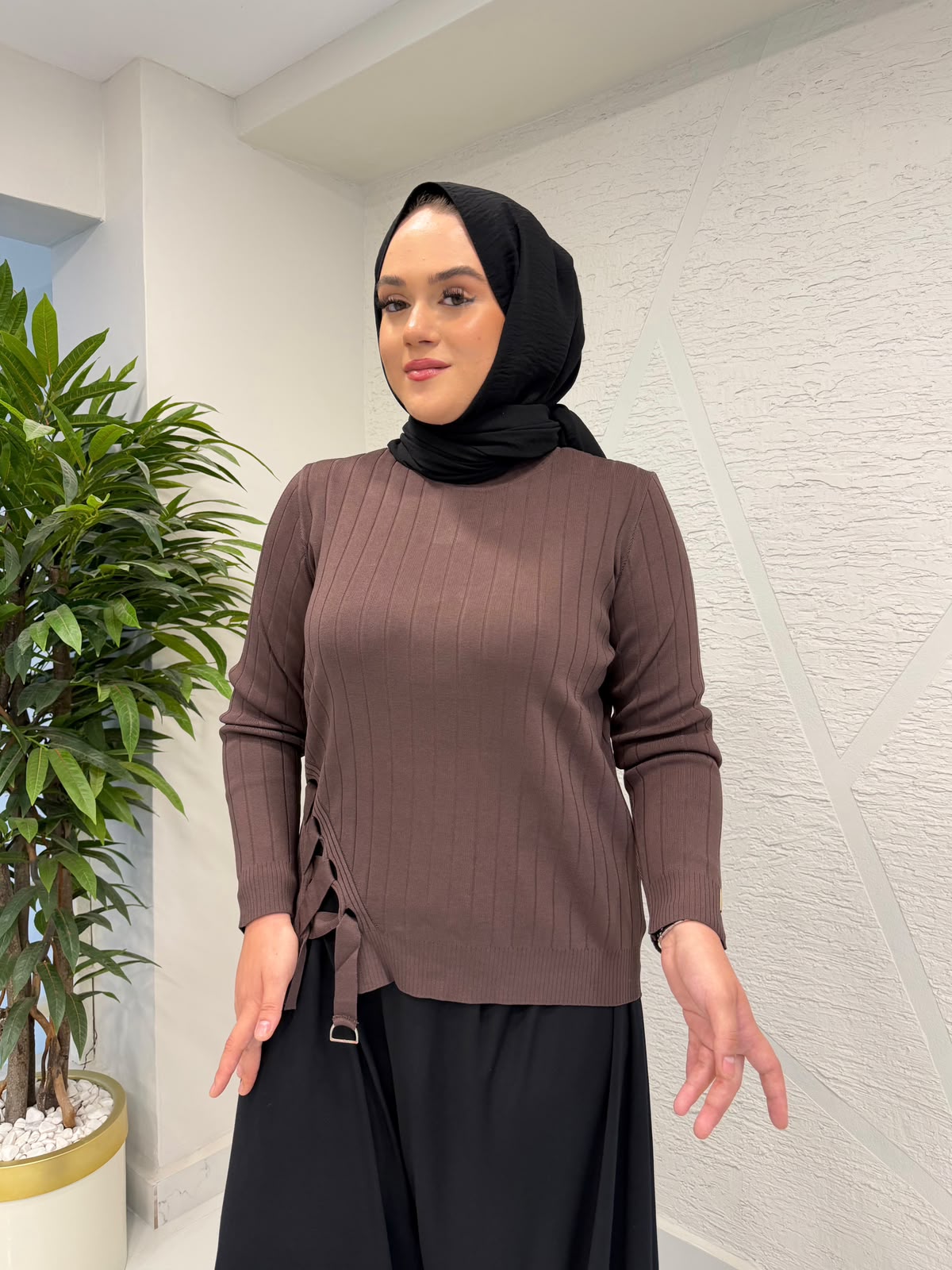NİLİWİ 3090 YANI VEREV PARÇALI SÜS TİKTAKLI BLUZ KAHVERENGİ