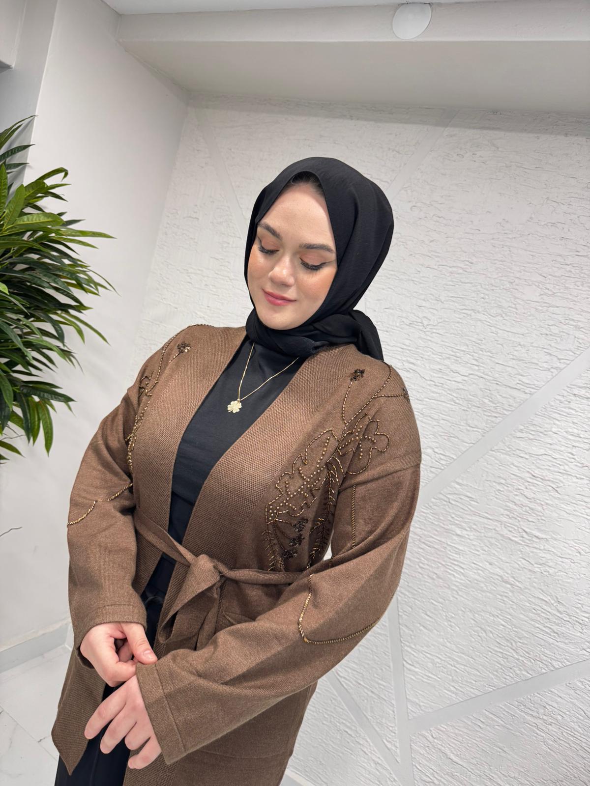 FUAT GÜRŞEN 4612 ÖNÜ VE ARKASI TAŞ İŞLEMELİ HIRKA KAHVERENGİ