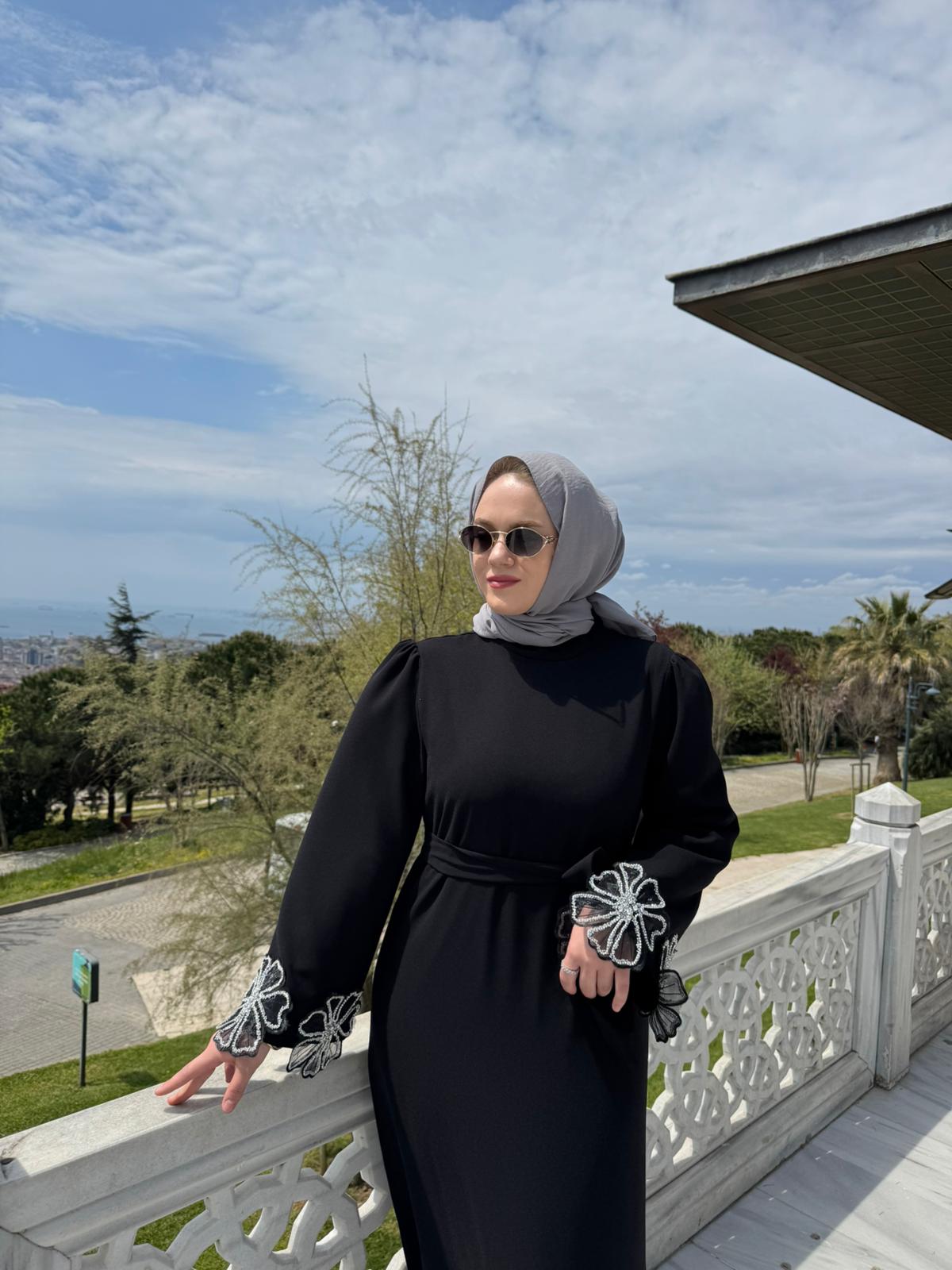 TANE 4802 KOLLARI VE ETEĞİ ÇİÇEKLİ ABAYA SİYAH