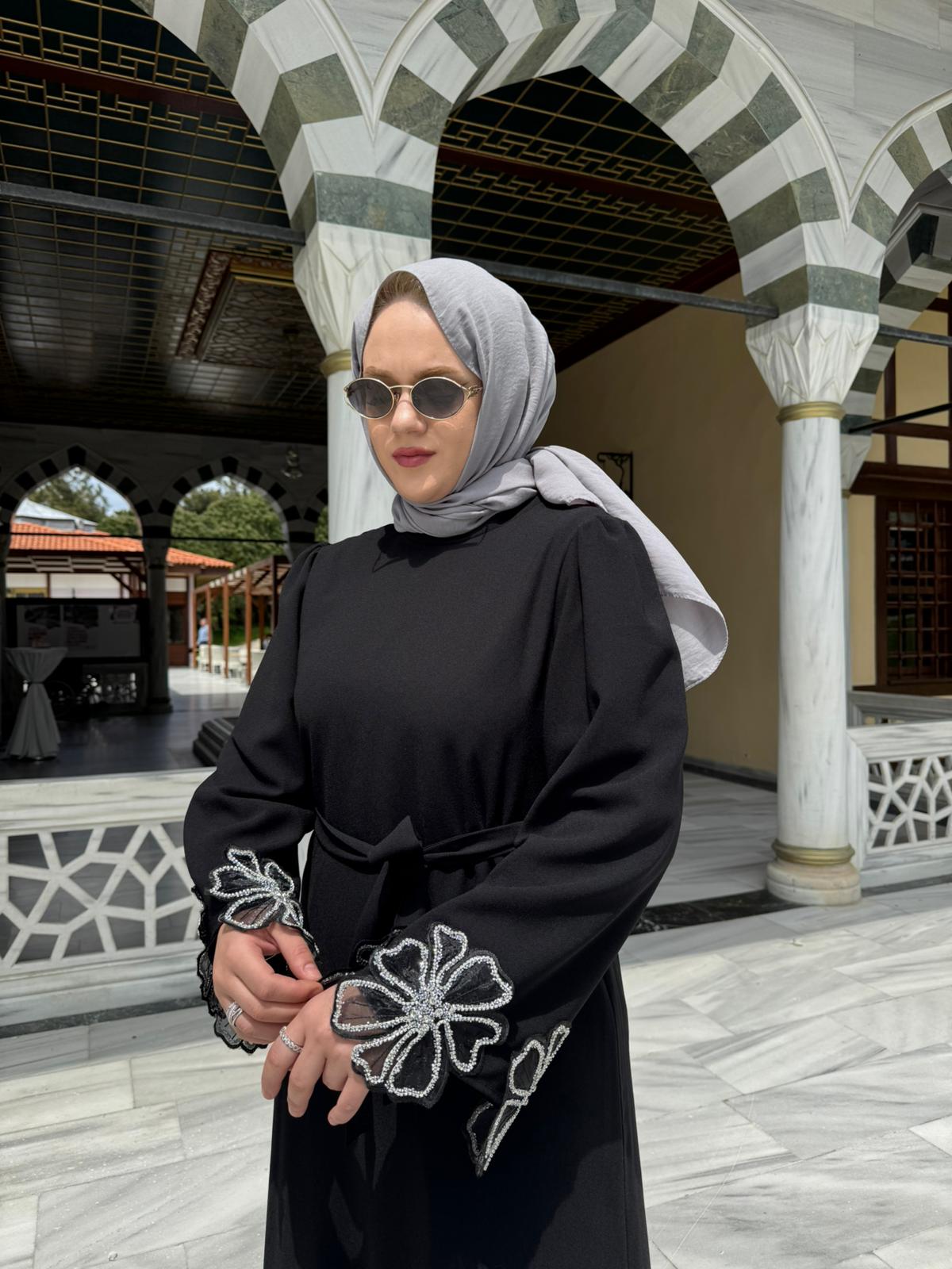 TANE 4802 KOLLARI VE ETEĞİ ÇİÇEKLİ ABAYA SİYAH