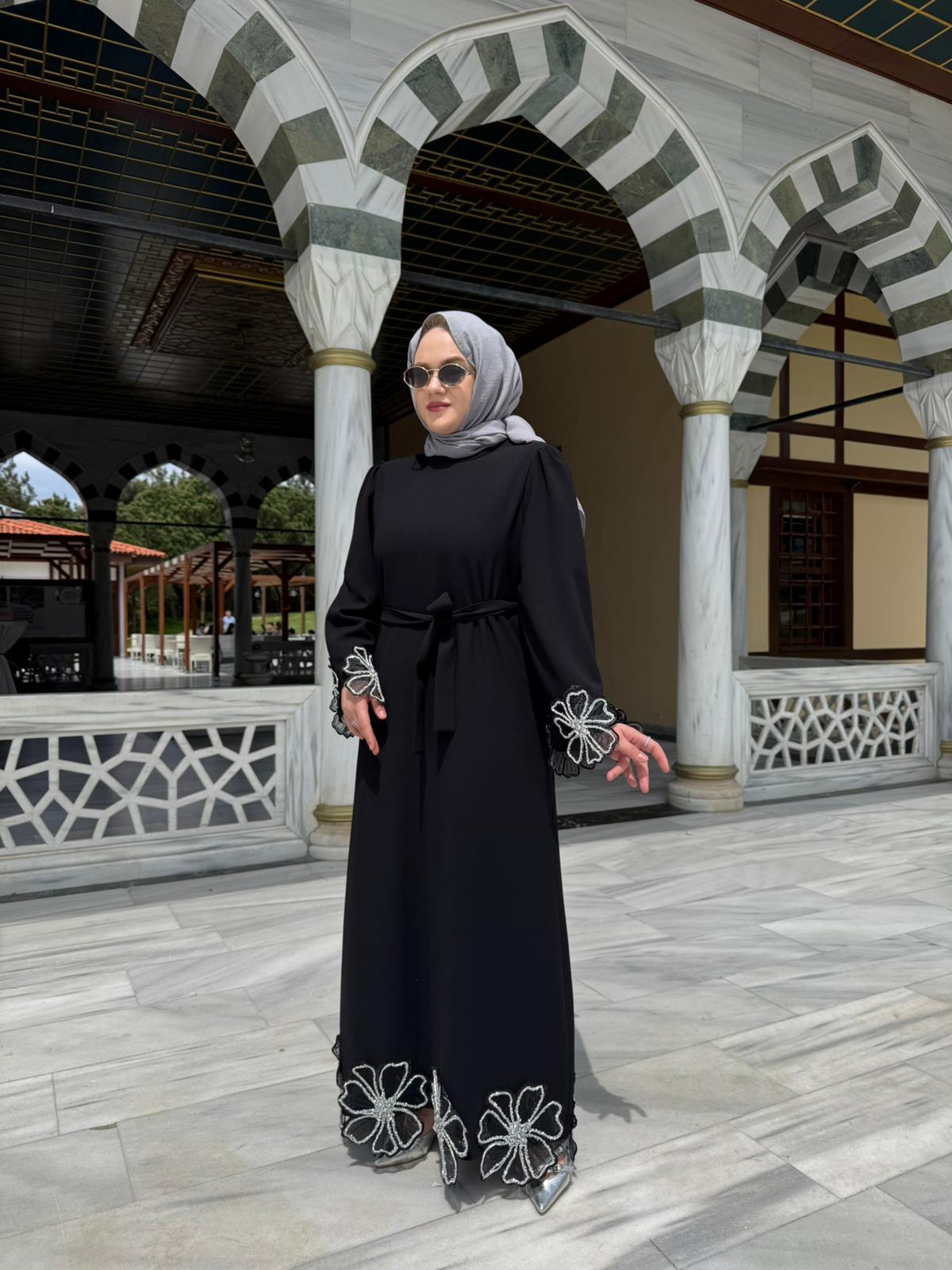 TANE 4802 KOLLARI VE ETEĞİ ÇİÇEKLİ ABAYA SİYAH
