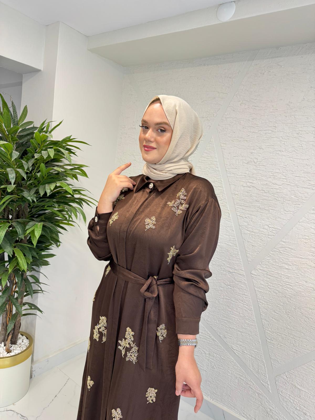 TUĞBA KOÇAK 544 NAKIŞ İŞLEMELİ ELBİSE KAHVERENGİ