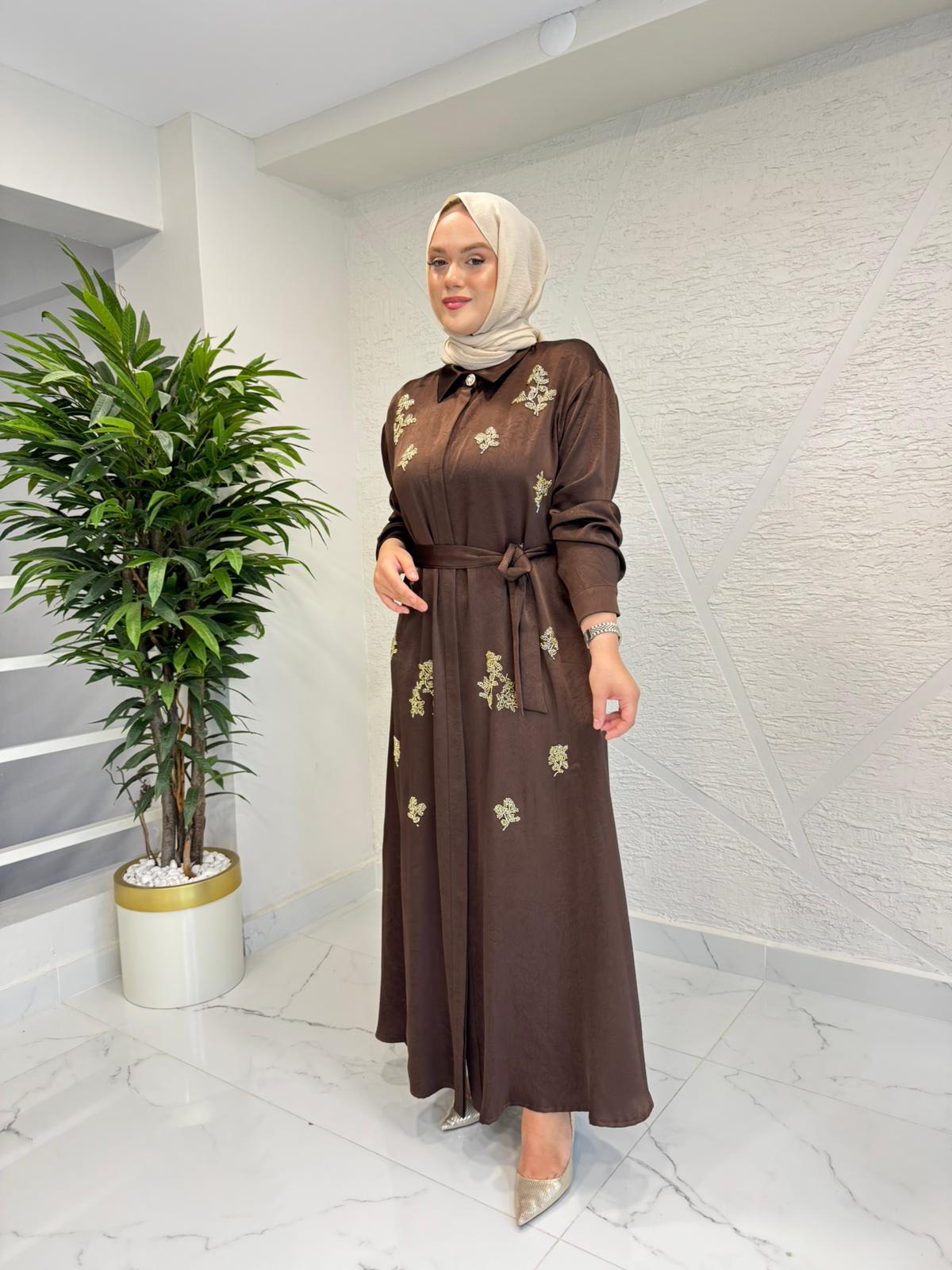 TUĞBA KOÇAK 544 NAKIŞ İŞLEMELİ ELBİSE KAHVERENGİ