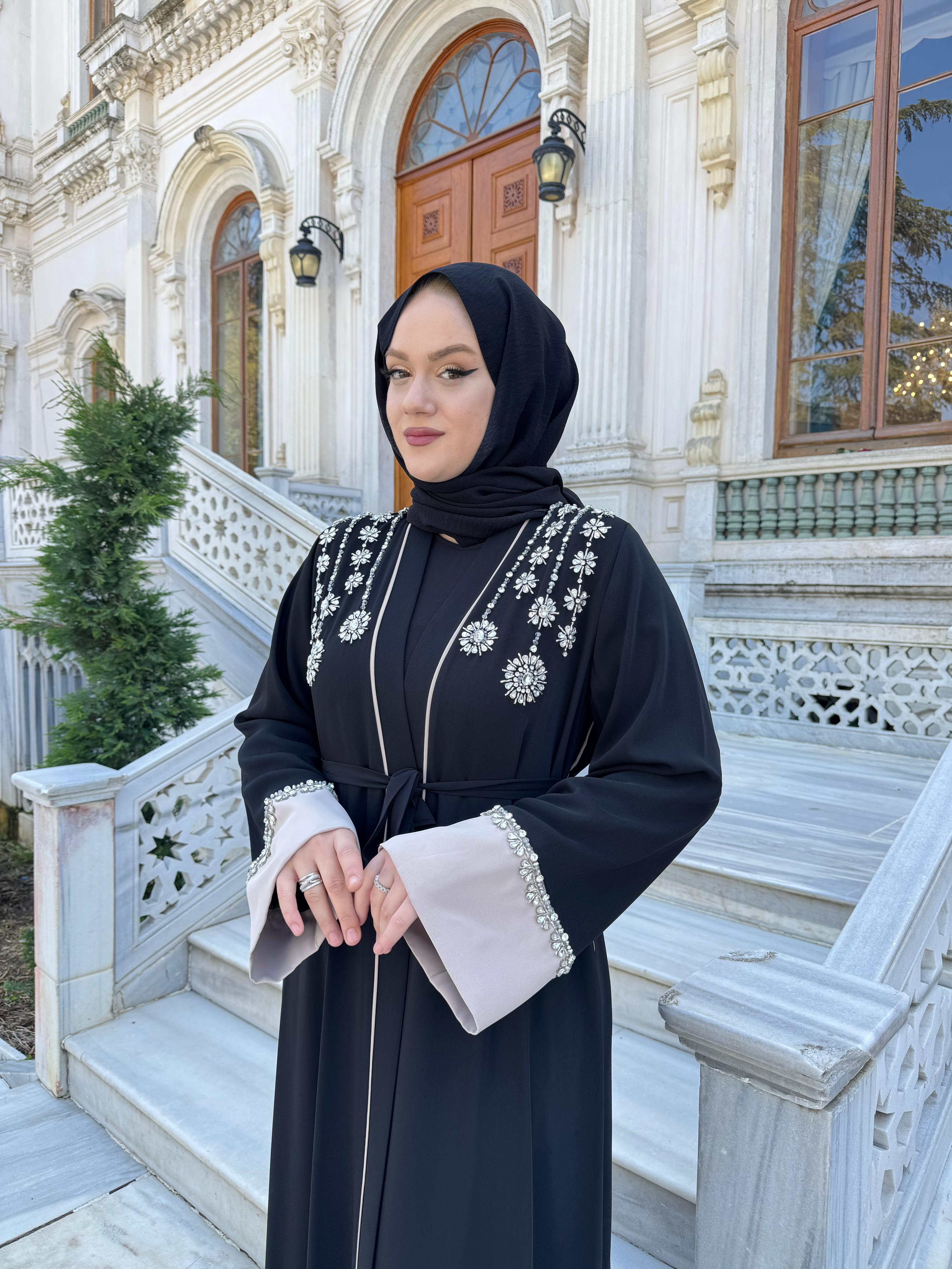 ETRUCCI 6209 BİYE DETAYLI KOL VE OMUZ EL İŞİ TAŞLI ABAYA (İÇLİKSİZ) SİYAH-BEJ