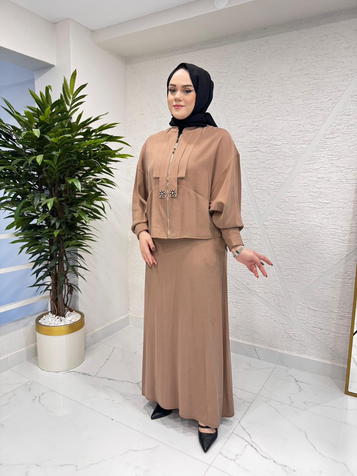 CEREMONY 6944 CEKETİNİN ÖN PATI İKİ PİLE İKİ ÇİÇEK TAŞ DETAY ELBİSELİ TAKIM CAMEL