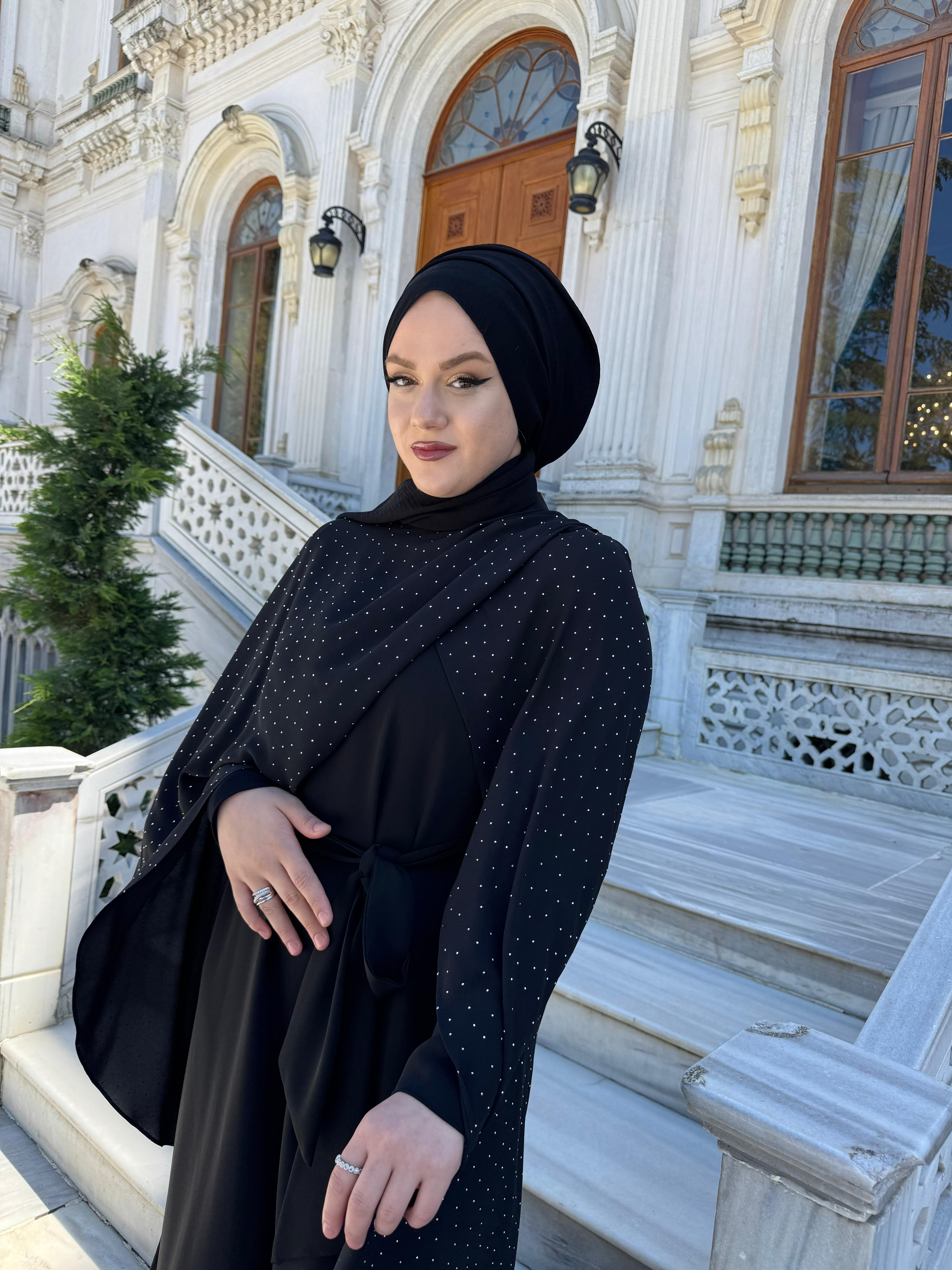 ETRUCCI 4359 ŞİFON PELERİNLİ YAPIŞTIRMA TAŞ DETAYLI ELBİSE SİYAH