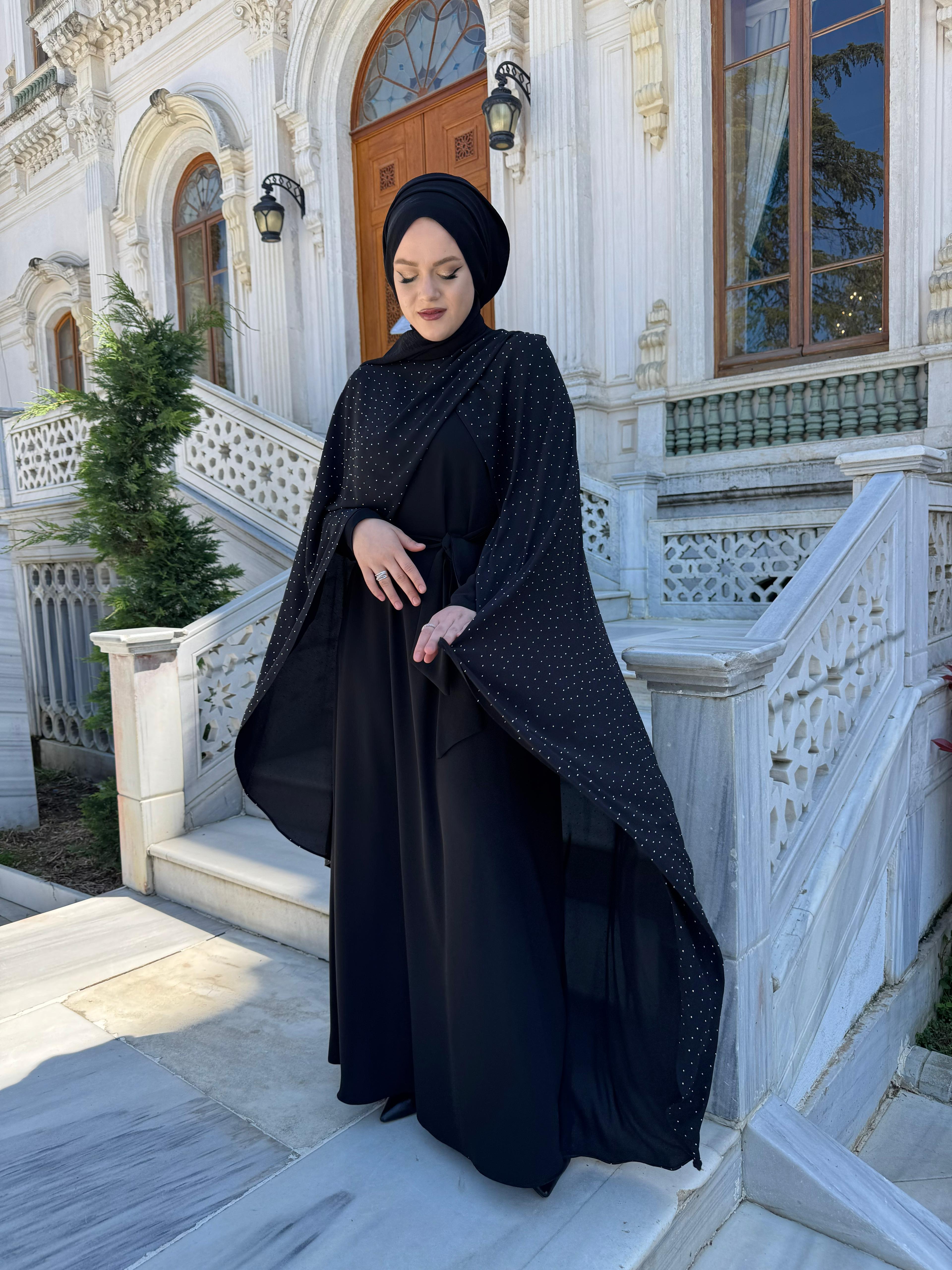 ETRUCCI 4359 ŞİFON PELERİNLİ YAPIŞTIRMA TAŞ DETAYLI ELBİSE SİYAH