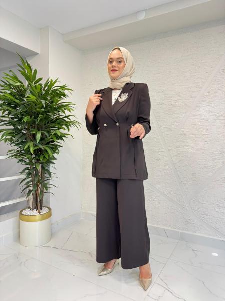 TUĞBA KOÇAK 740 BROŞLU CEKETLİ TAKIM KAHVERENGİ